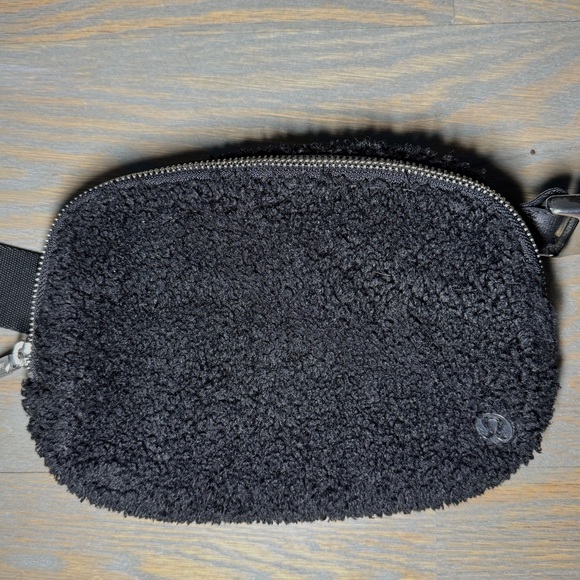 Lululemon Everywhere Belt Bag 1L
Fleece (Black) - Picture 3 of 5